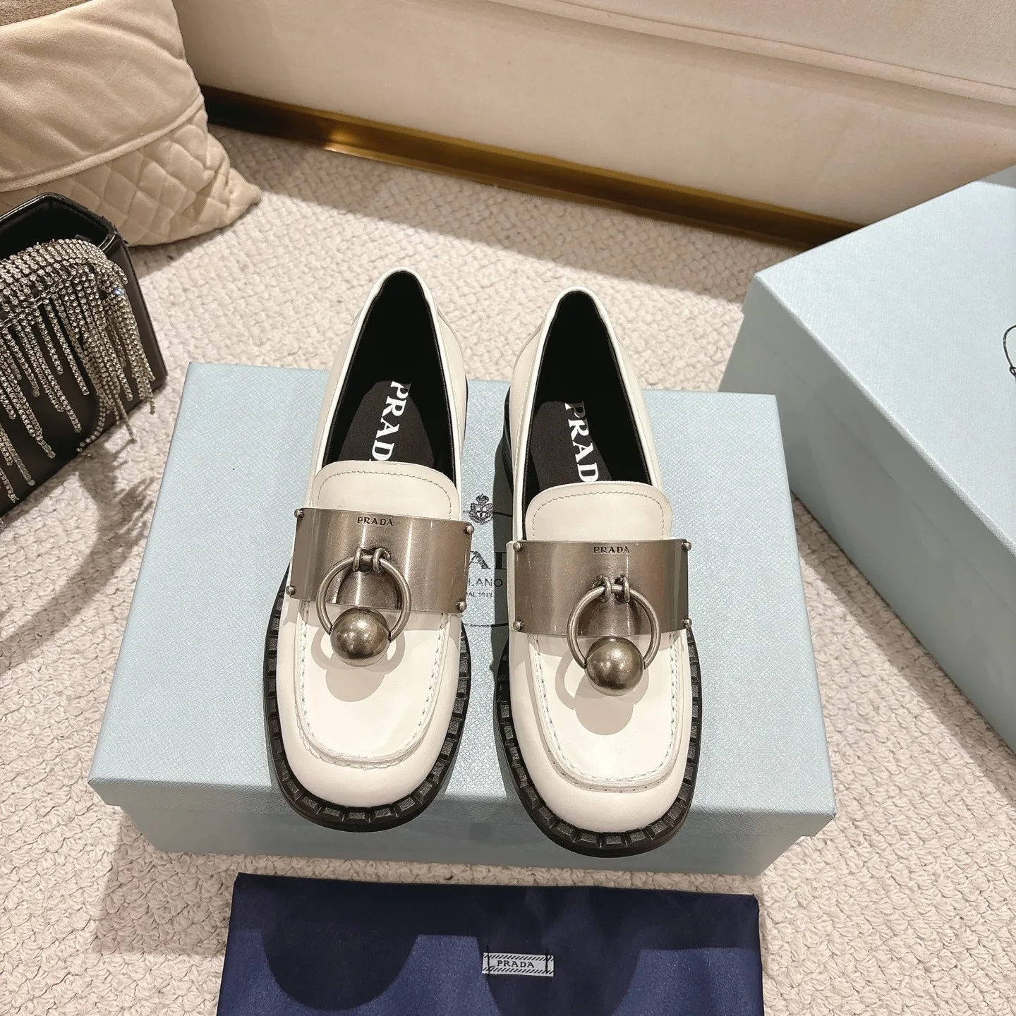👟👟Ex-factory price 600👟👟 Prad✅Certified𝟐𝟎𝟐5𝙨𝙨 Early Spring Prada💯 #陈昊宇 Same style, many celebrity internet celebrities have the same style/medium-heeled British loafers, the metal buckle design adds a sense of sophistication, the overall shape is full of aura, and the British style small leather shoes are casual and high-end. Chen Haoyu’s same style/Prada25ss loafers! Fabric: Imported open edge beads Lining: Imported sheepskin Insole: Imported cowhide Women's model: Standard code 35-41 (customized at 40.41).  Color: black. light brown. white #陈昊宇 Same style Prada loafers # Temperament wear